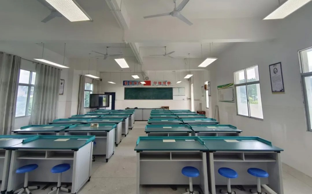 宇澤公益 | 紫光照明向贛州學(xué)校40間教室捐贈護(hù)眼燈具